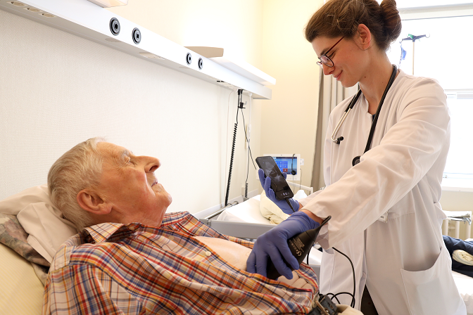 Oberärztin Dr. Dr. Miroslava Valentová testet das mobile Ultraschallgerät bei einem Patienten auf der Station 5023