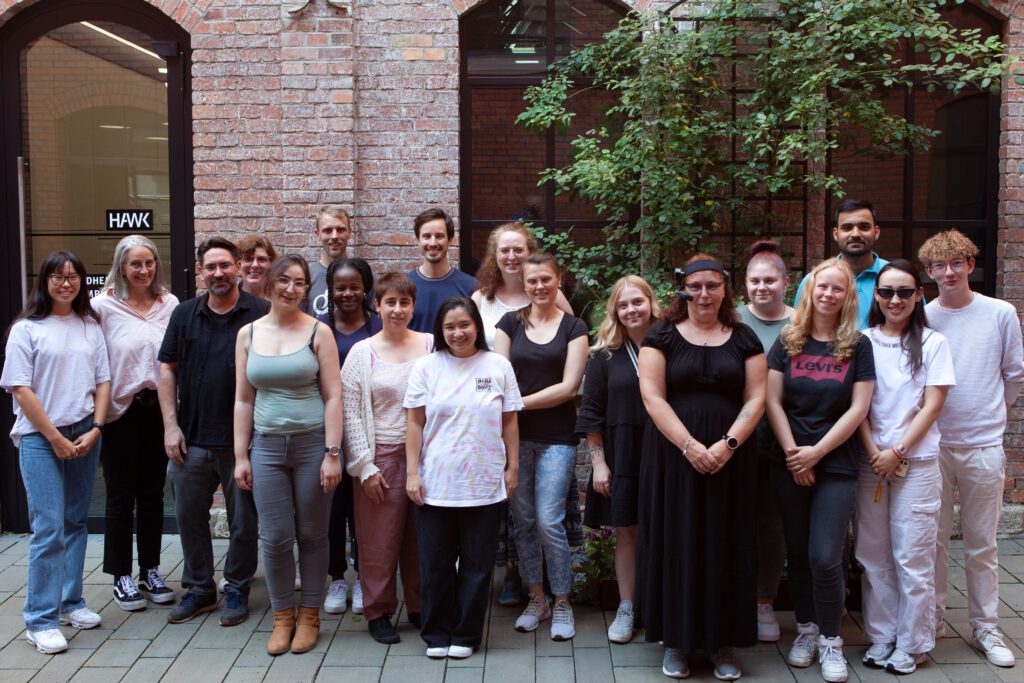 Die Abschlussklasse der Berufsfachschule Pflege in Uslar mit den Projektbeteiligten in der historischen Gasse des Gesundheitscampus Göttingen